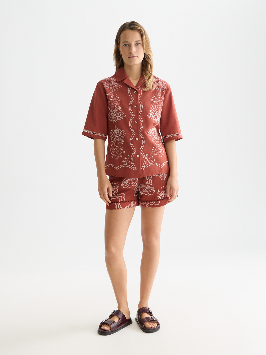 Embroidered short sleeved fitted shirt