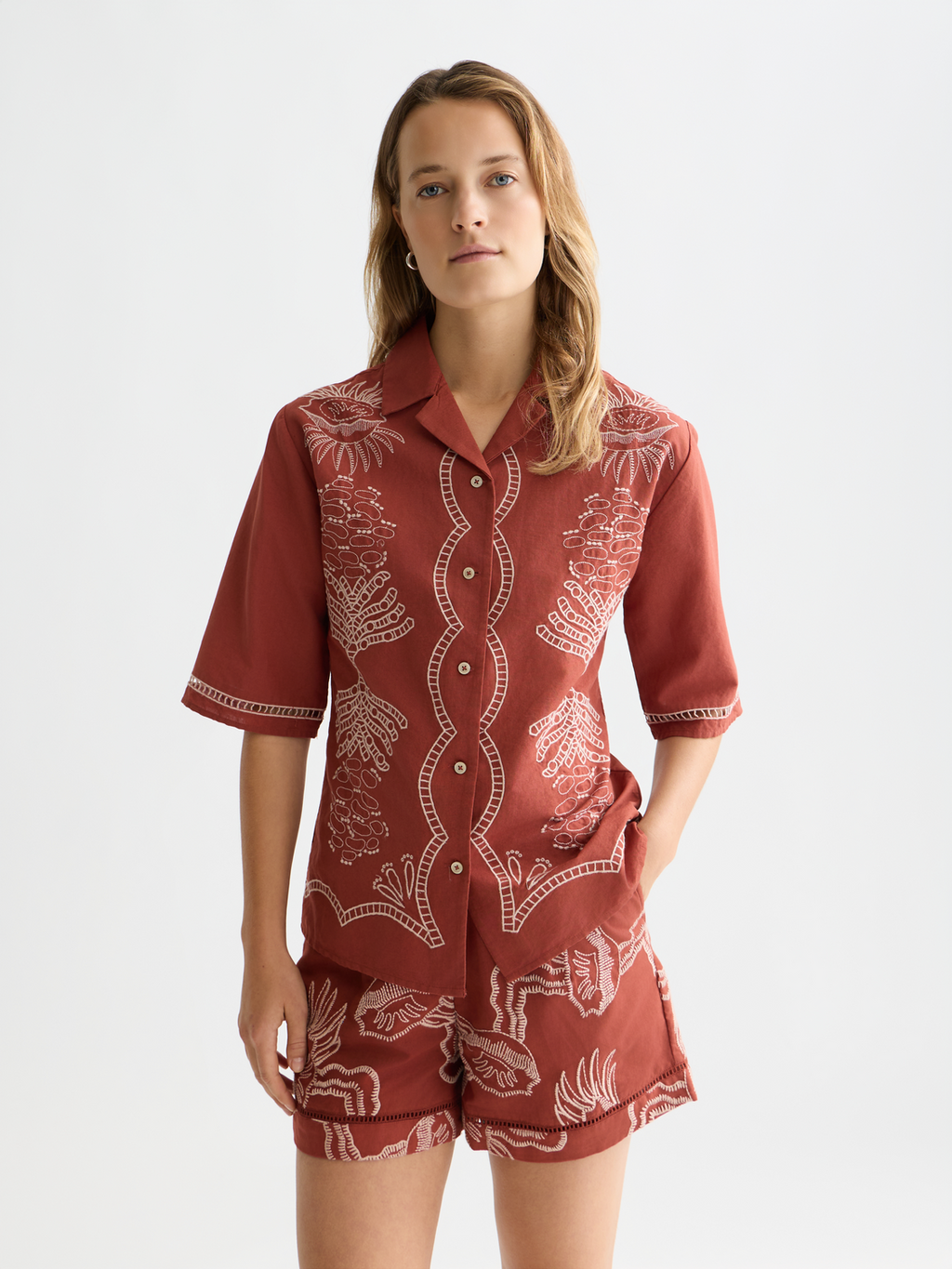 Embroidered short sleeved fitted shirt