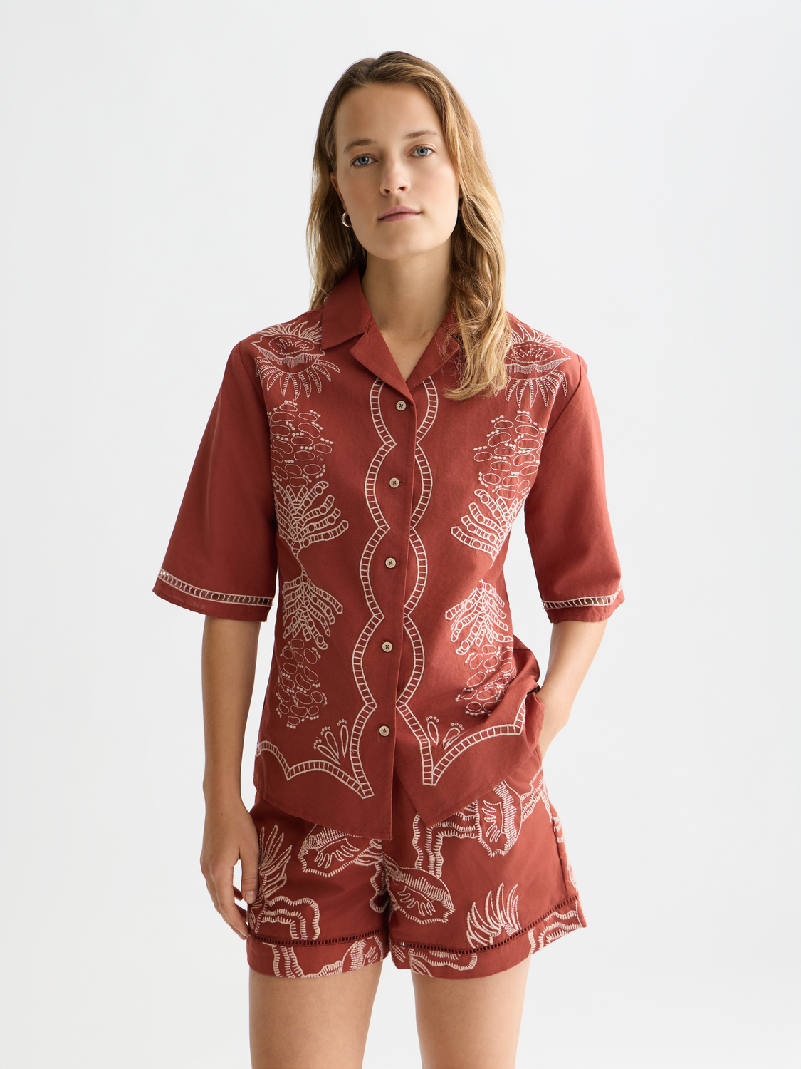 Embroidered short sleeved fitted shirt