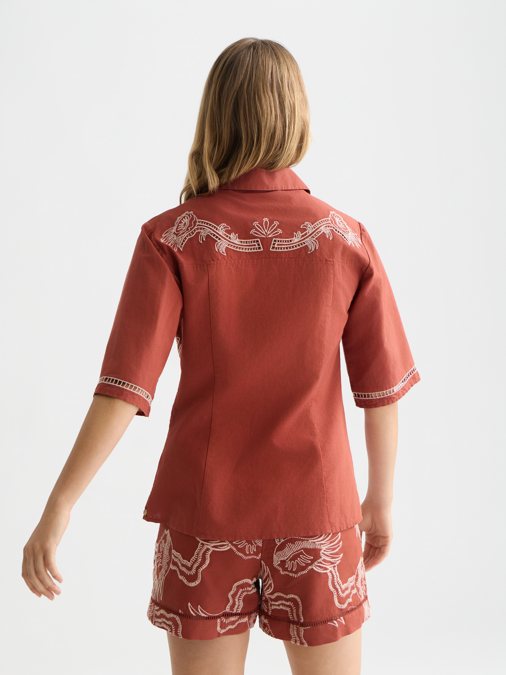 Embroidered short sleeved fitted shirt