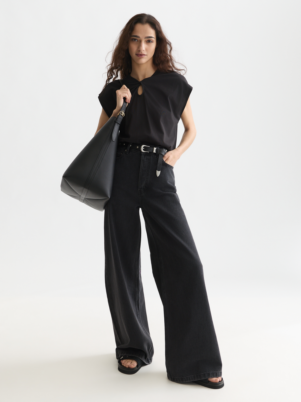 Twisted neckline T-shirt