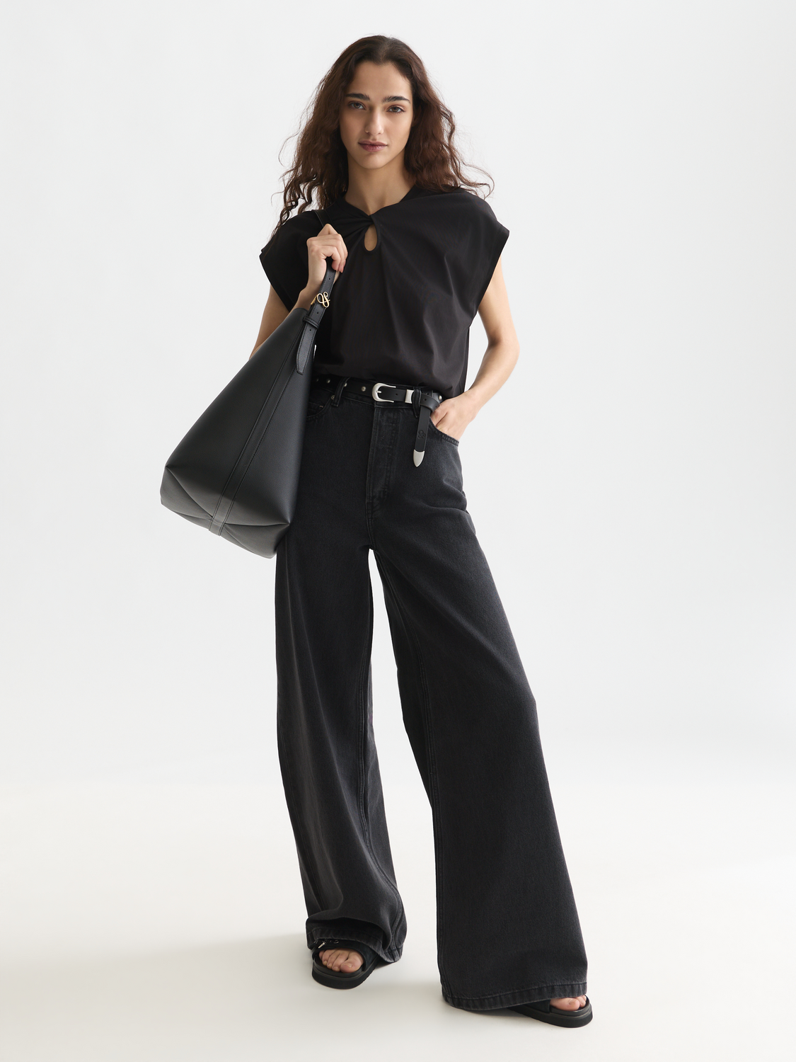 Twisted neckline T-shirt