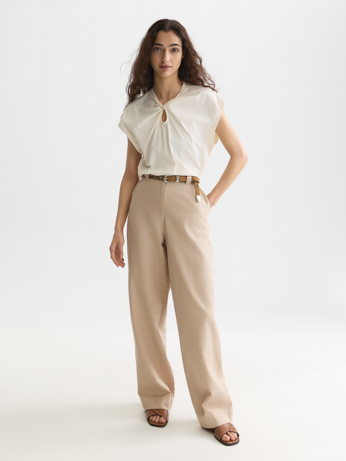 Twisted neckline T-shirt