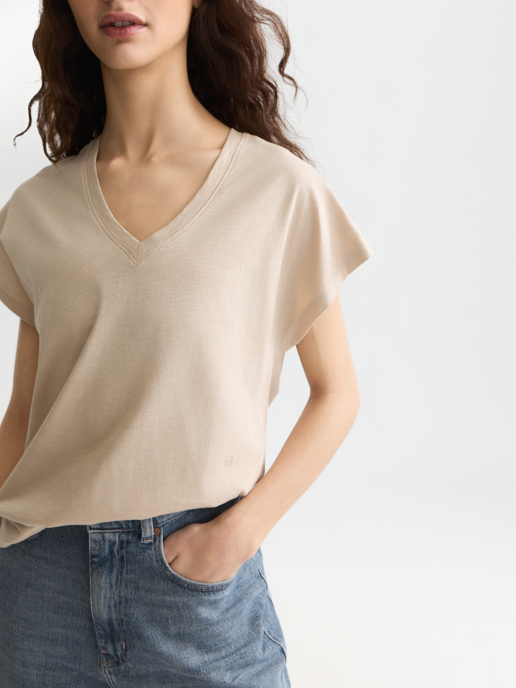 Ampersand embroidery V-neck T-shirt