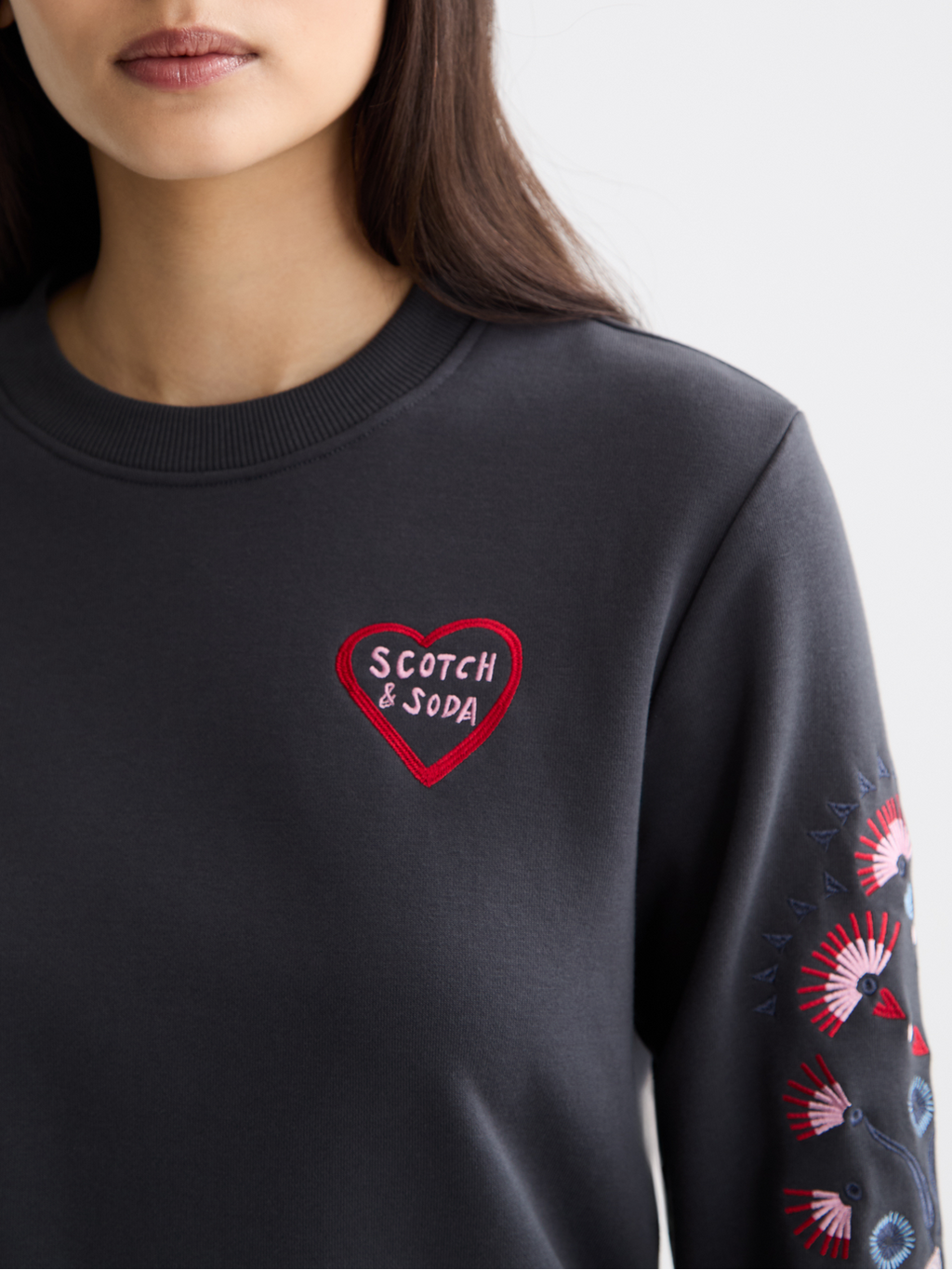 Embroidered regular sweatshirt