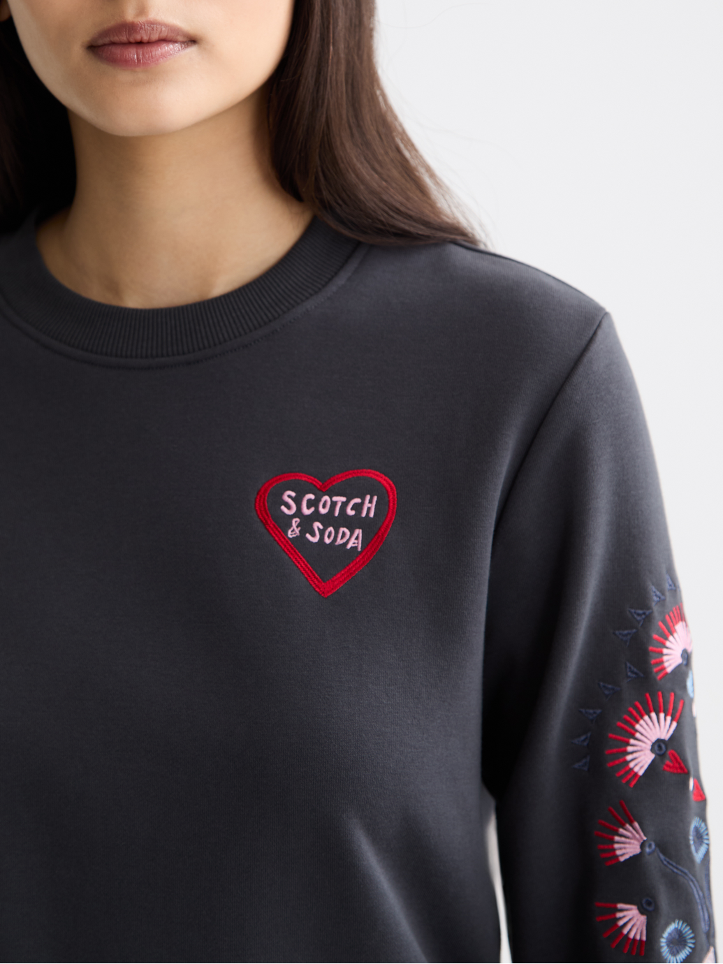 Embroidered regular sweatshirt