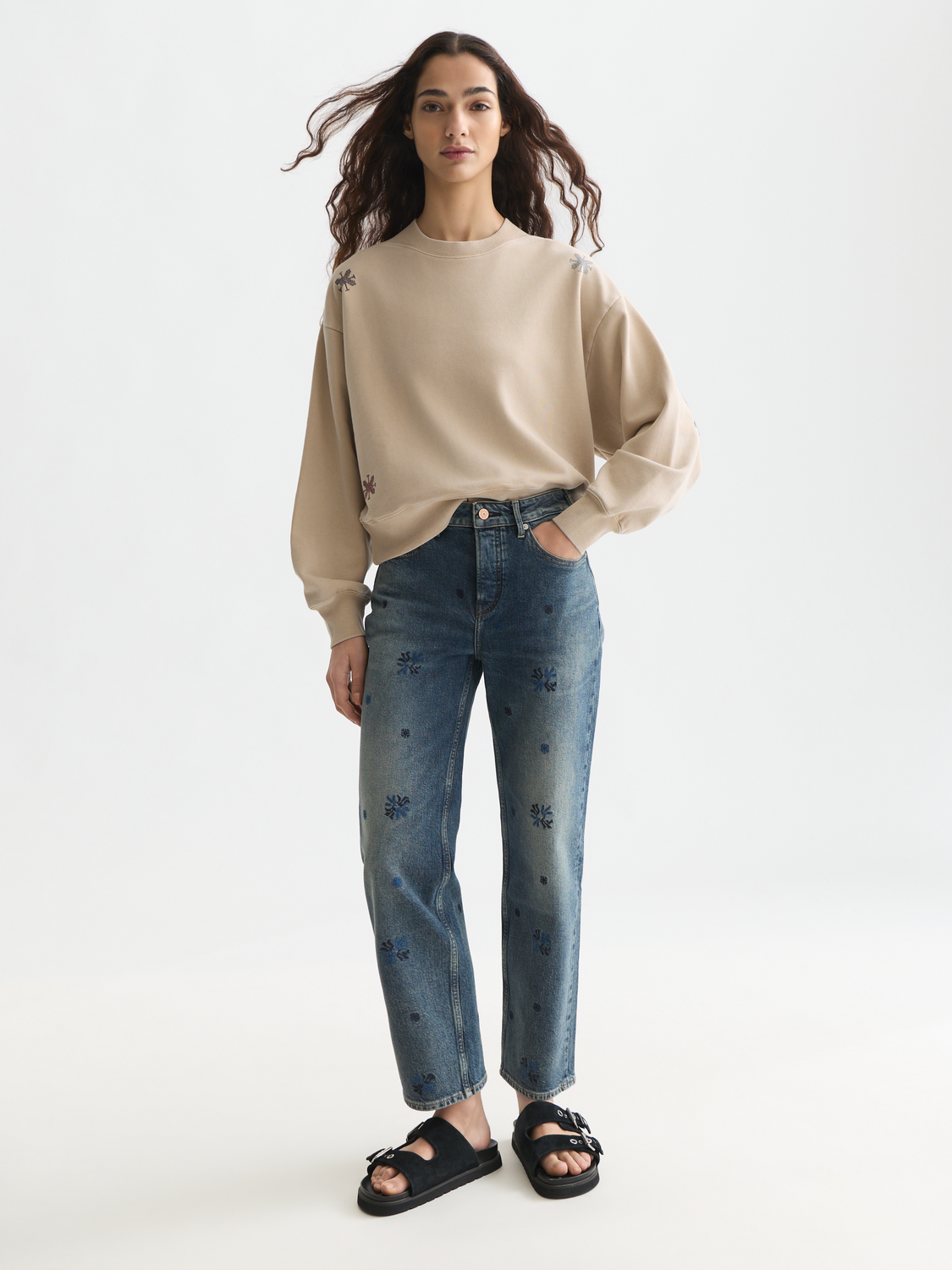 Washed sweatshirt with embroidery