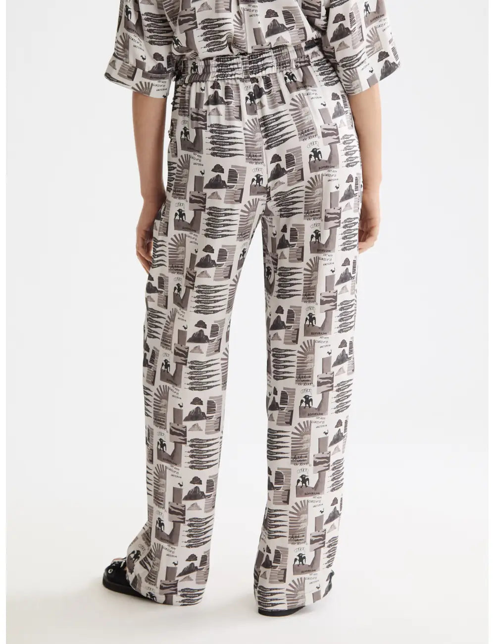 Wide Leg Trousers detail shot showing fabric and craftsmanship by Scotch & Soda