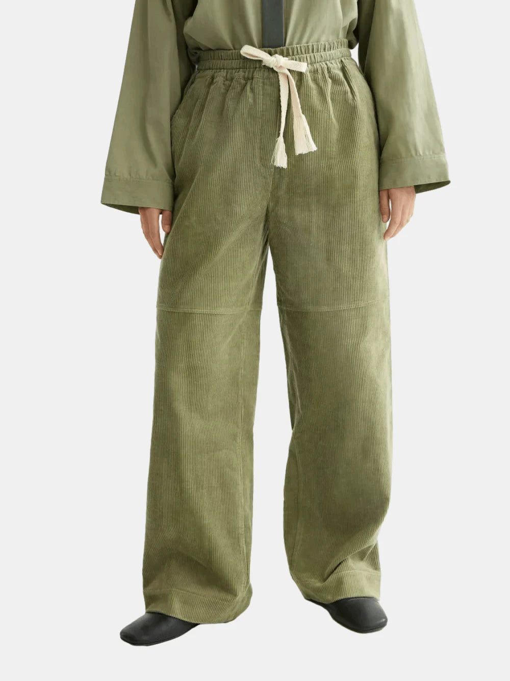 noa-high-rise-wide-leg-pull-on-pant side view by Scotch & Soda