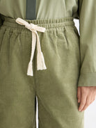 noa-high-rise-wide-leg-pull-on-pant detail shot by Scotch & Soda