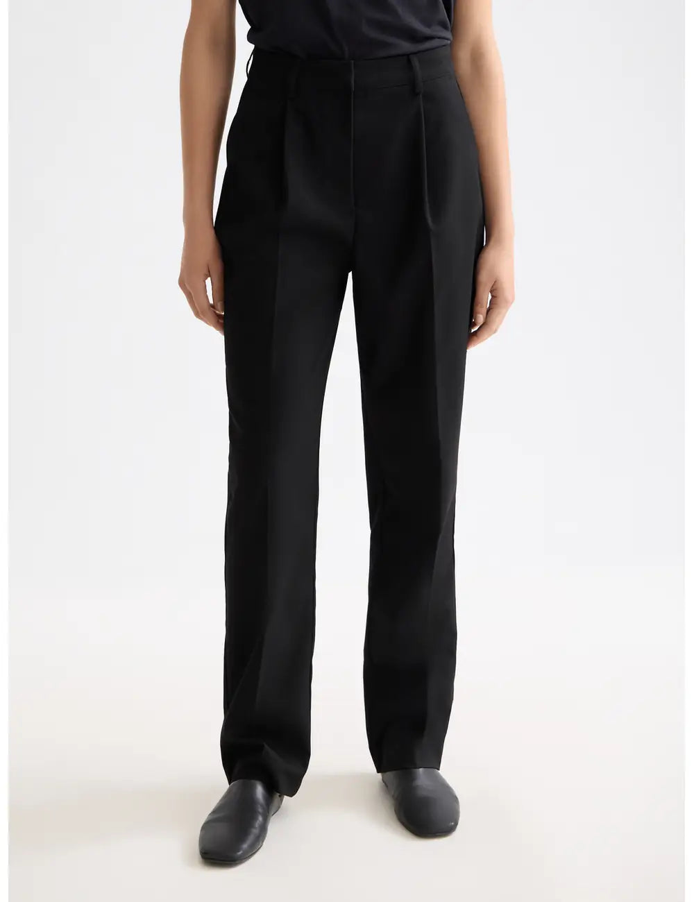 High Rise Tapered Pant close-up on model showing fit and detail by Scotch & Soda