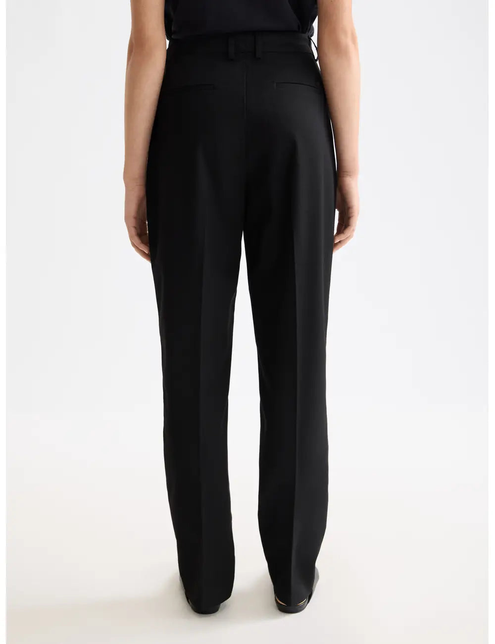 High Rise Tapered Pant detail shot showing fabric and craftsmanship by Scotch & Soda