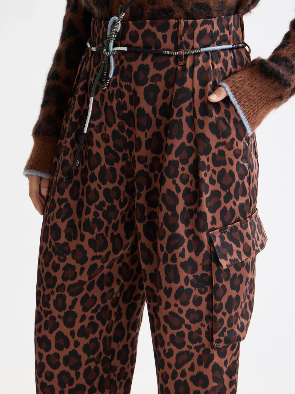 faye-high-rise-tapered-leg-satin-cargo-pant detail shot by Scotch & Soda