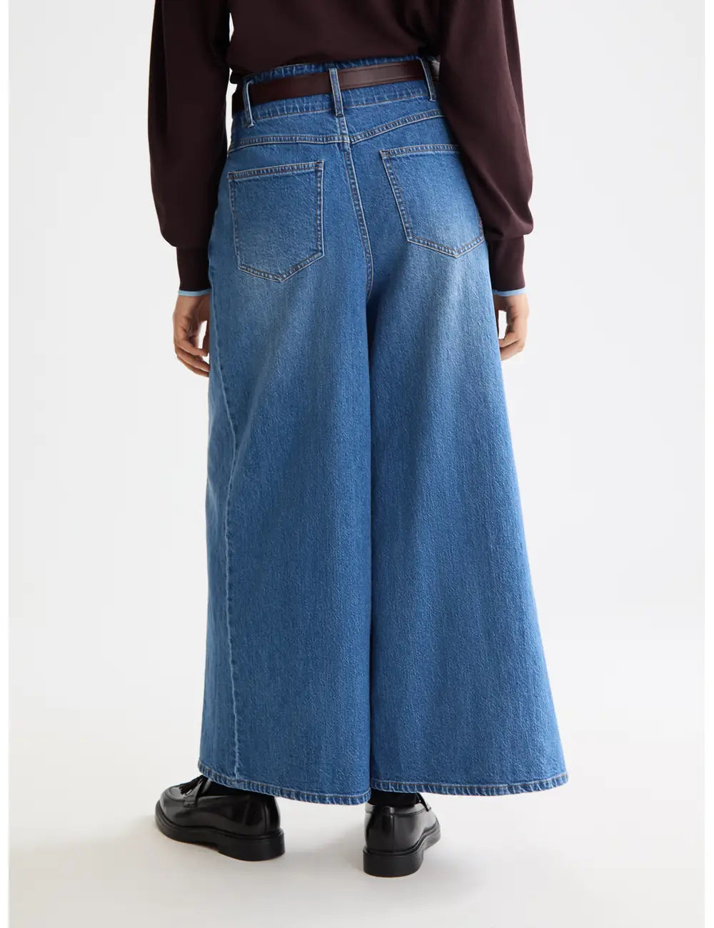 Wave Cropped Jeans detail shot showing fabric and craftsmanship by Scotch & Soda