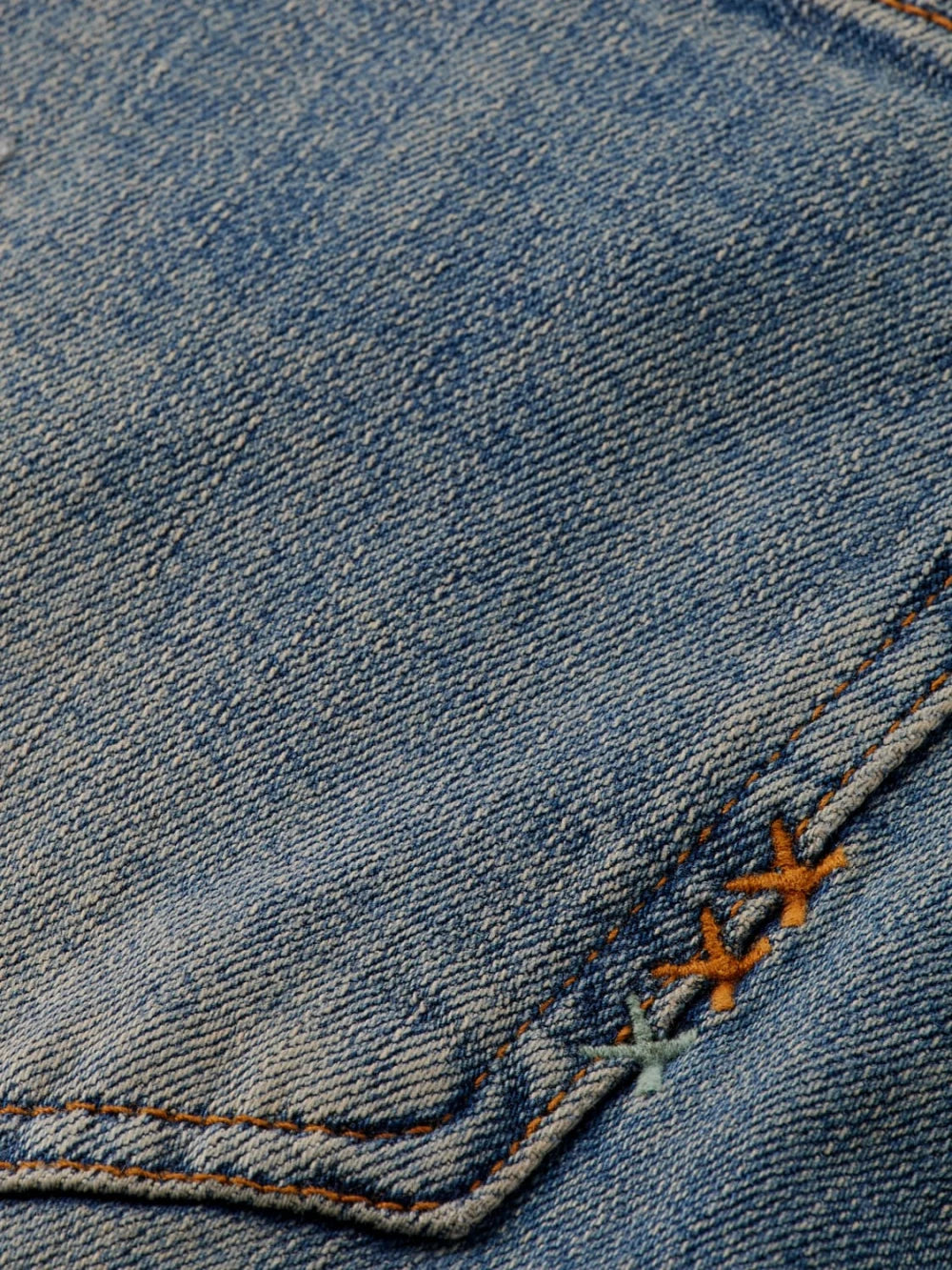 the-glow-bootcut-jeans-dirty-bertie detail shot by Scotch & Soda
