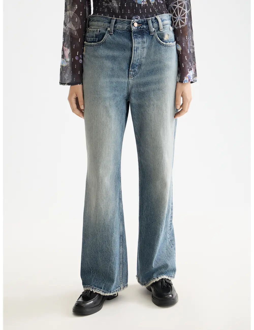 Deep Loose Jeans close-up on model showing fit and detail by Scotch & Soda